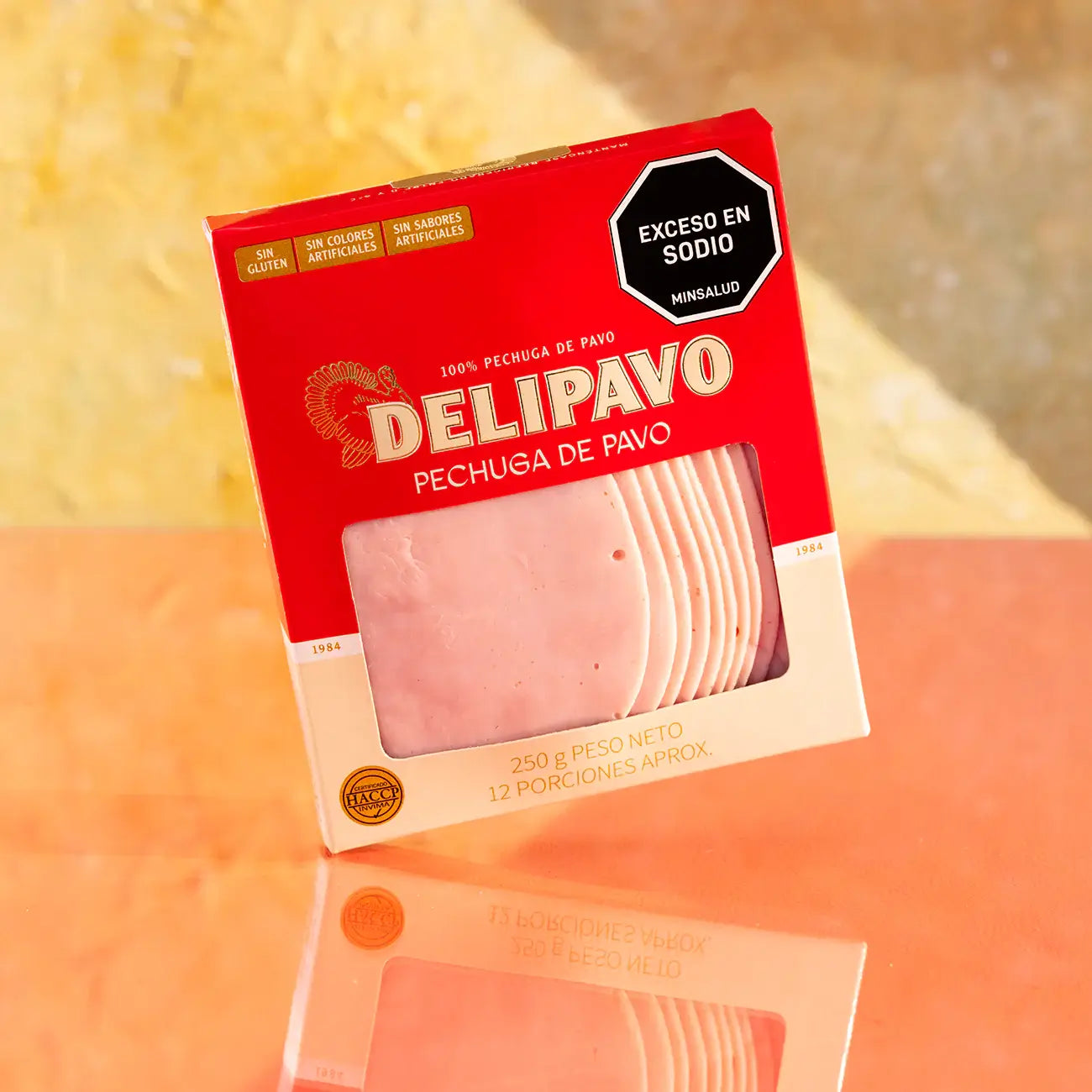 Envase de Pechuga de Pavo Delipavo, presentación en rebanadas con 250g y 12 porciones.