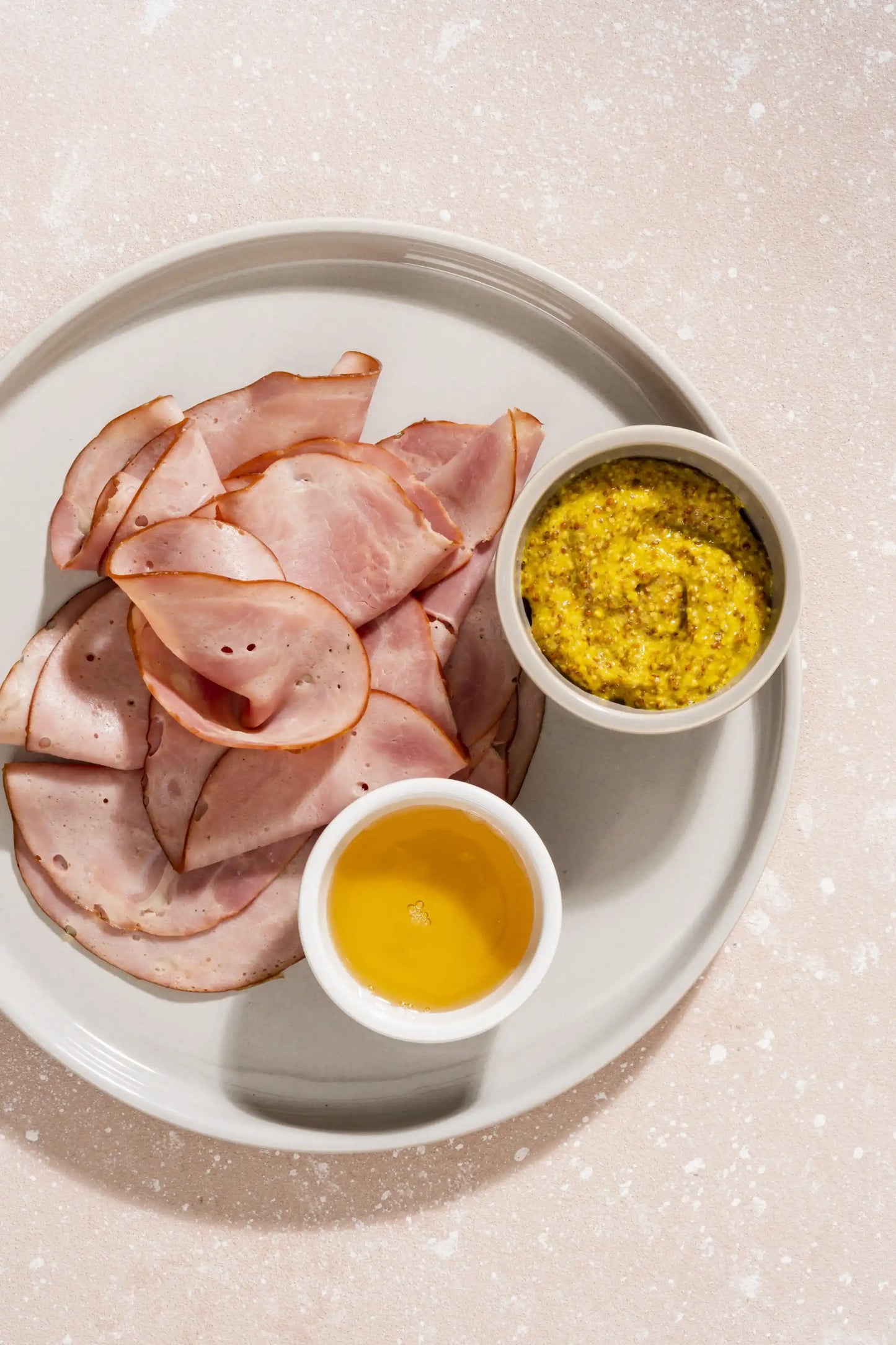 Rebanadas de Jamón de Pavo Ahumado con Miel y Mostaza servidas con salsa Dijon y miel