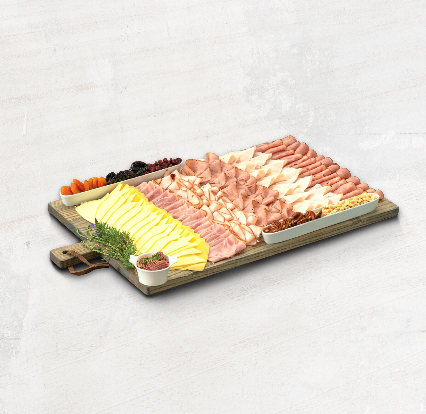 tabla delicias clásicas de pavo con quesos, arándanos deshidratados, frutos secos sobre base de madera